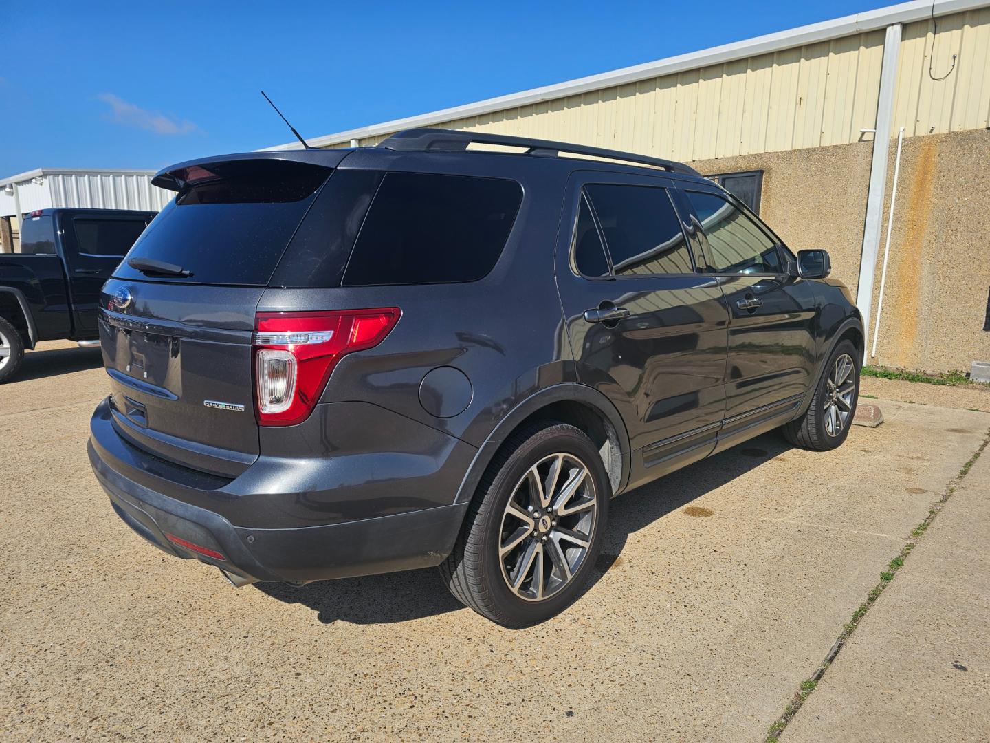 2015 GRAY FORD EXPLORER XLT FWD (1FM5K7D81FG) with an 3.5L V6 DOHC 24V engine, 6-SPEED AUTOMATIC transmission, located at 533 S Seven Points BLVD, Seven Points, TX, 75143, (430) 255-4030, 32.313999, -96.209351 - Photo#2